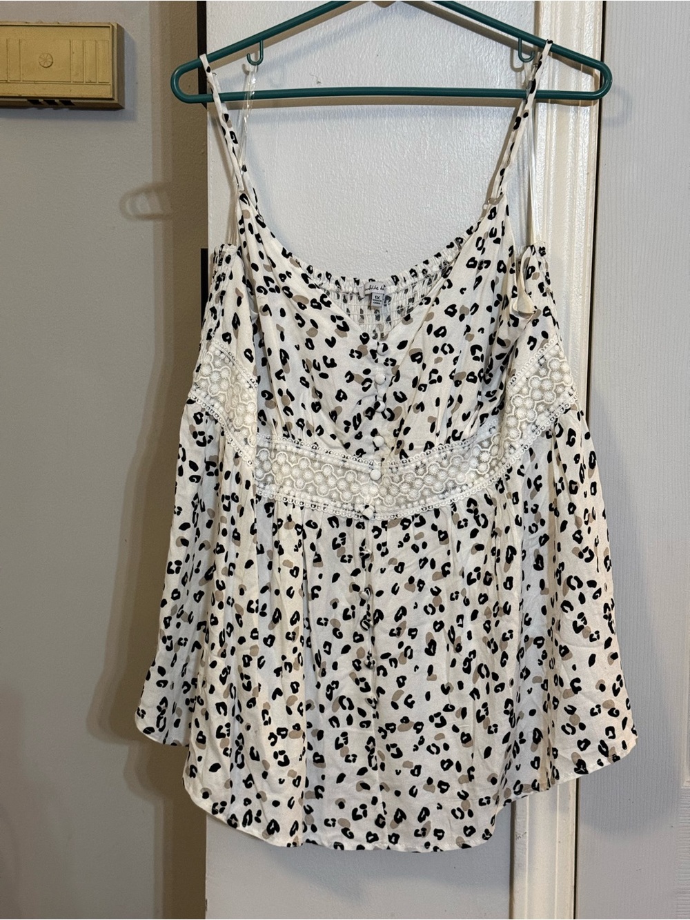 White Birch Boutique Women’s White Leopard Print Top with Lace Trim Sz 1x